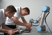 Mensch und Roboter arbeiten Hand in Hand